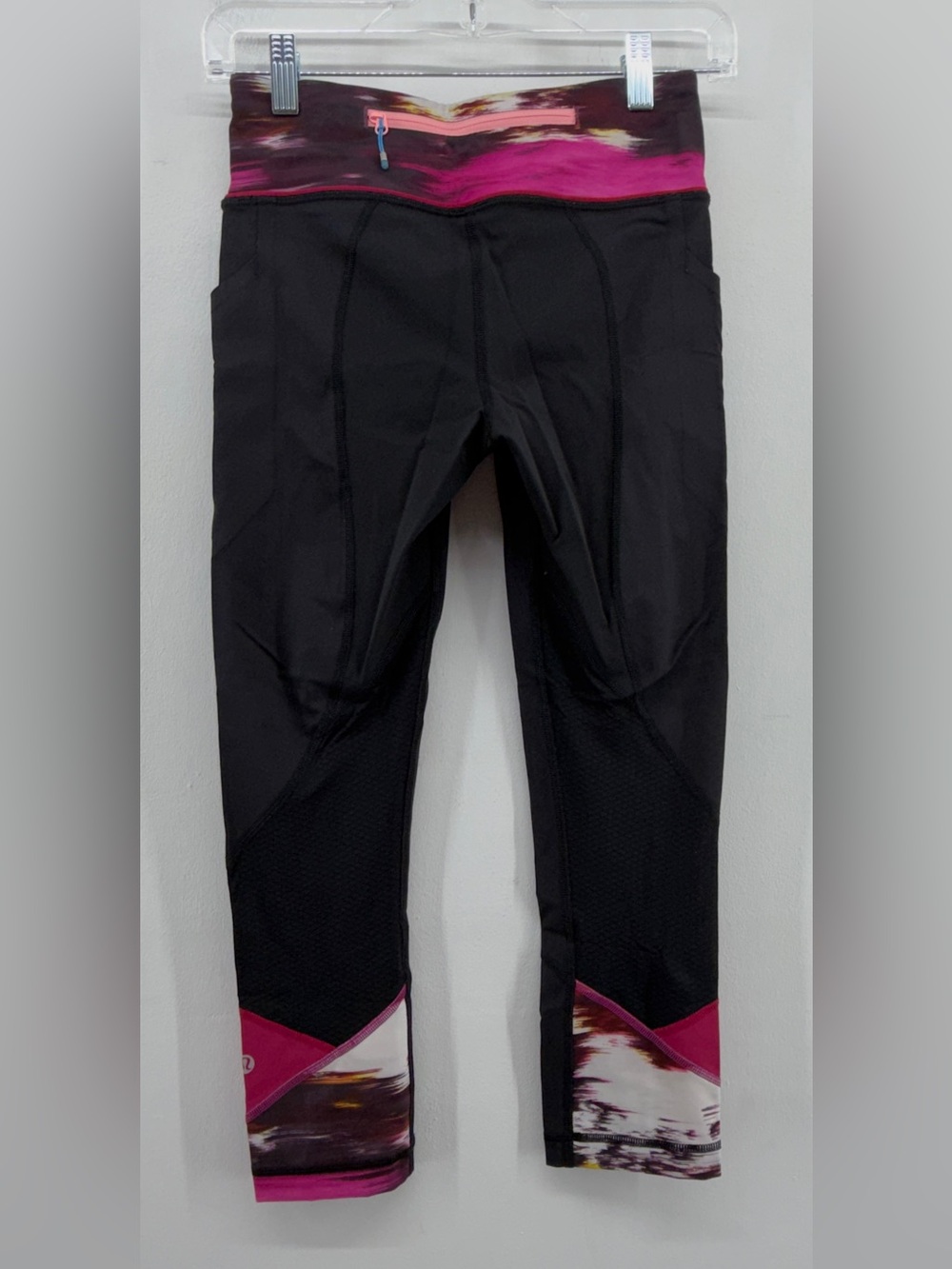 lululemon athletica Black Capri Leggings with Pink Accent Back zip pocket size 4